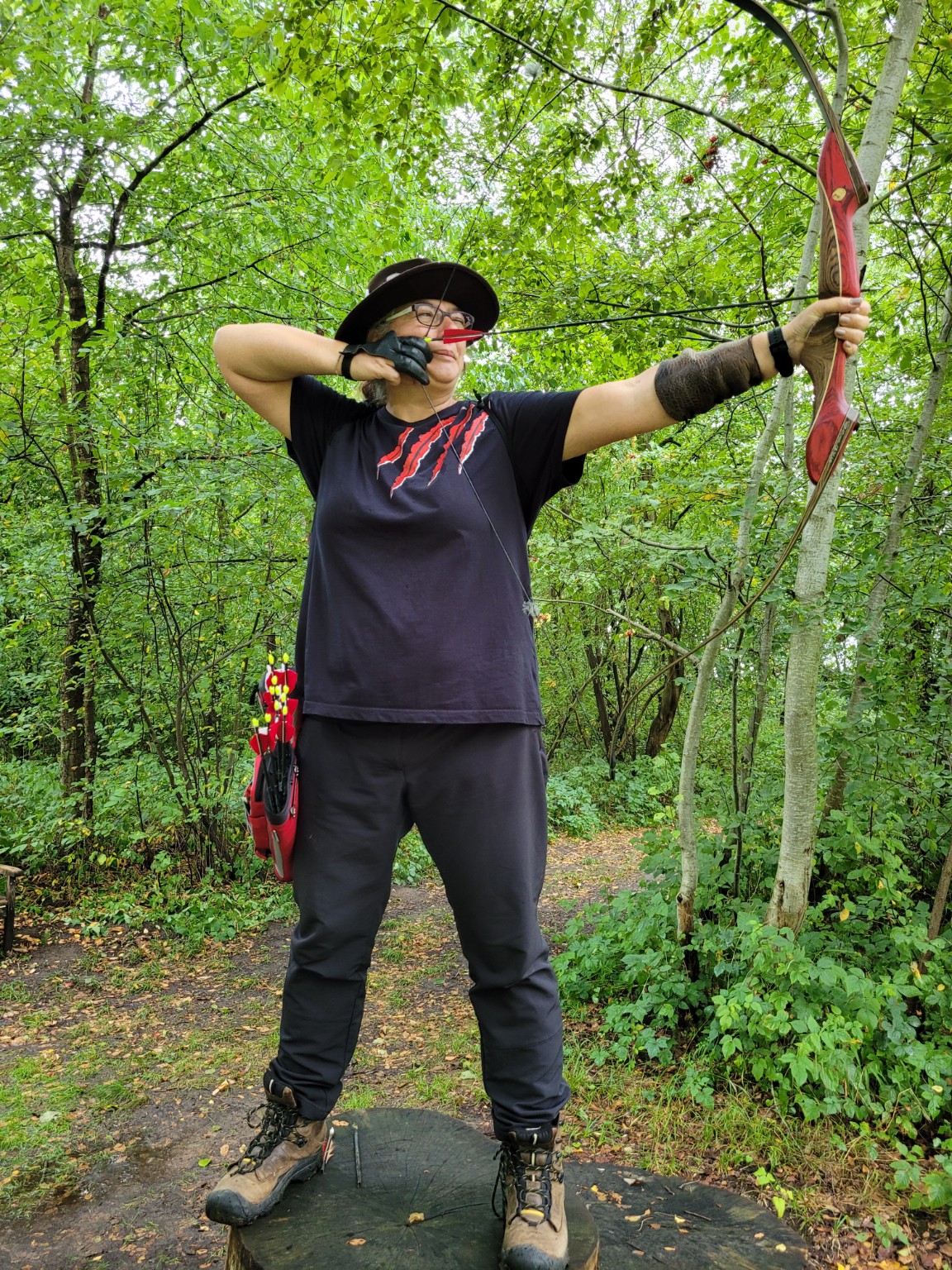 Cornelia Behm beim traditionellen Bogenschießen im Wald